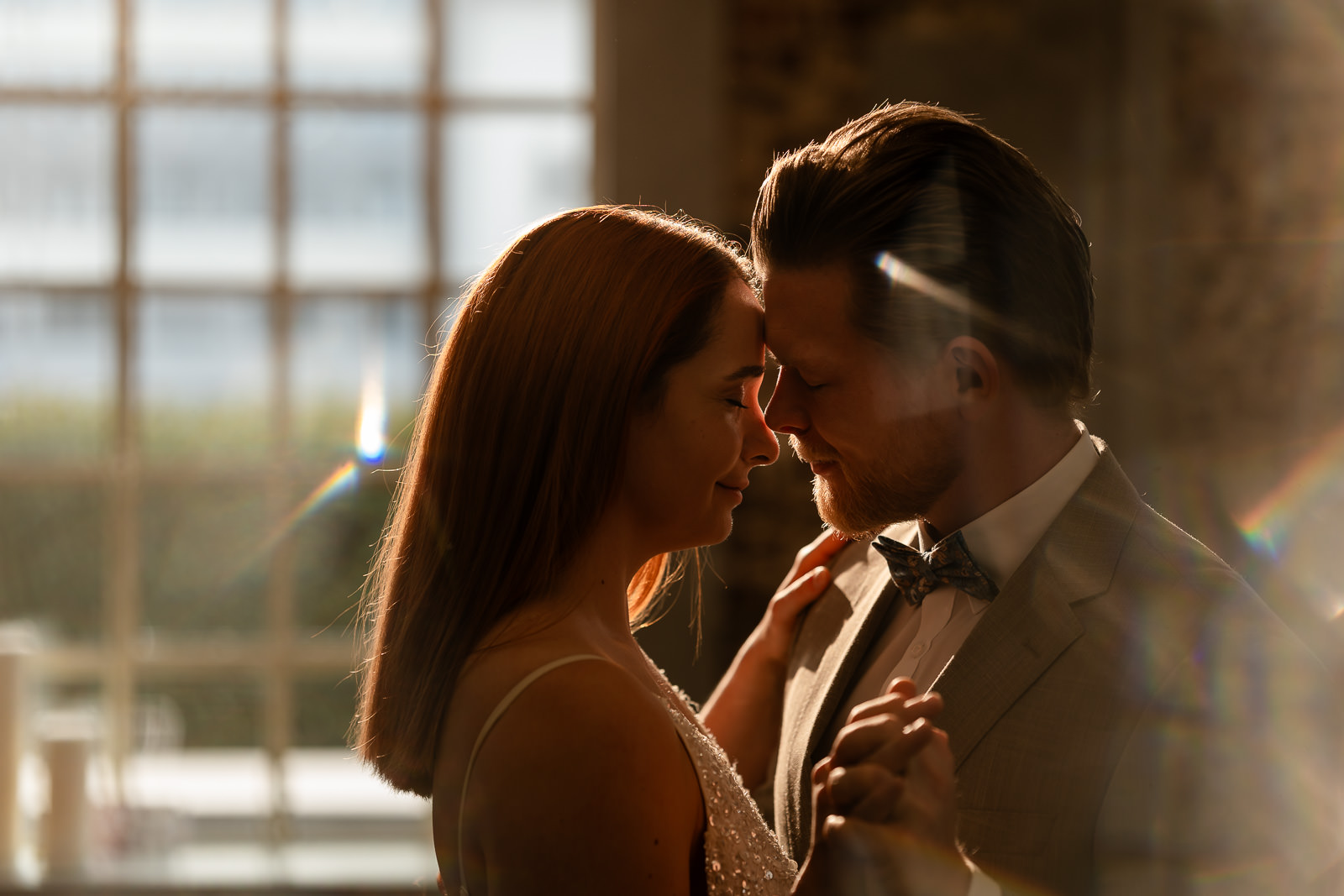 Brautpaar schaut sich an, Fotograf nutzt prisma