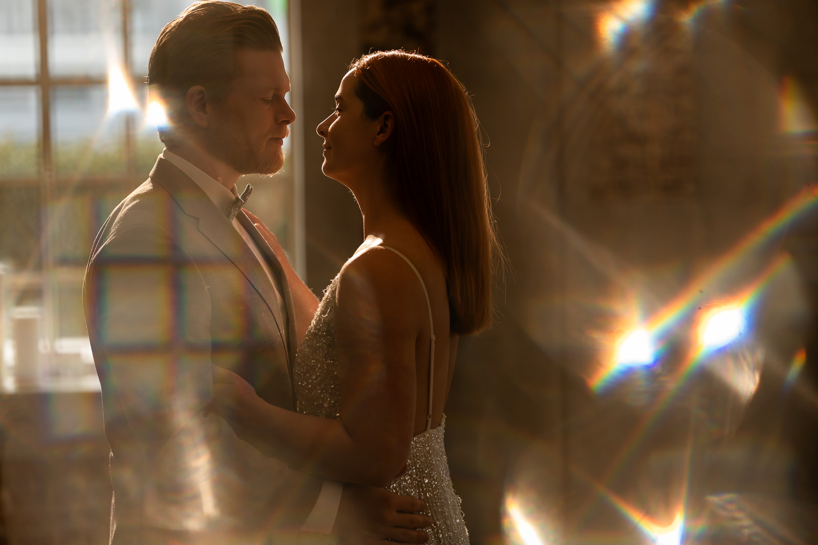 Brautpaar vor Fenster