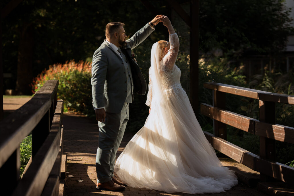 tanzendes Brautpaar an der Burg Kerpen Illingen
