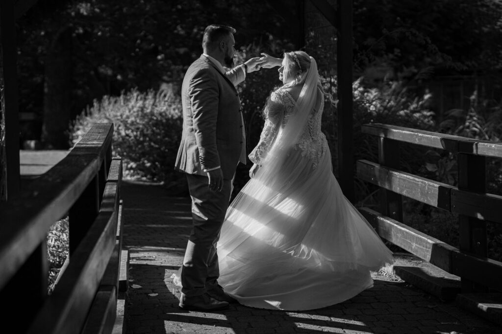 Tanzendes Brautpaar im Schattenspiel