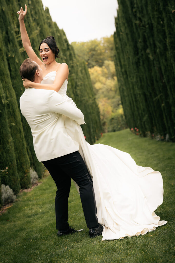 Bräutigam hebt seine Braut hoch