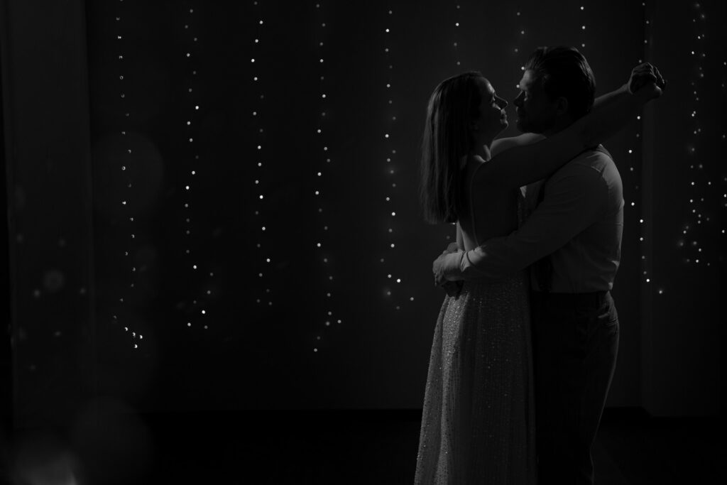 schwarz weiß foto eines tanzenden brautpaares sehr dunkel gehalten