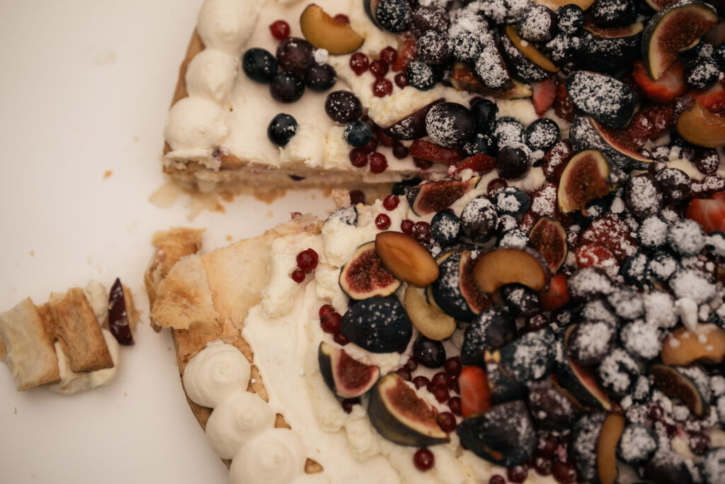 angeschnittene Hochzeitstorte