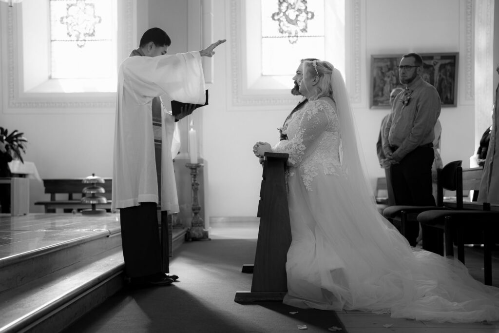 Segen während kirchlicher Trauung im Saarland
