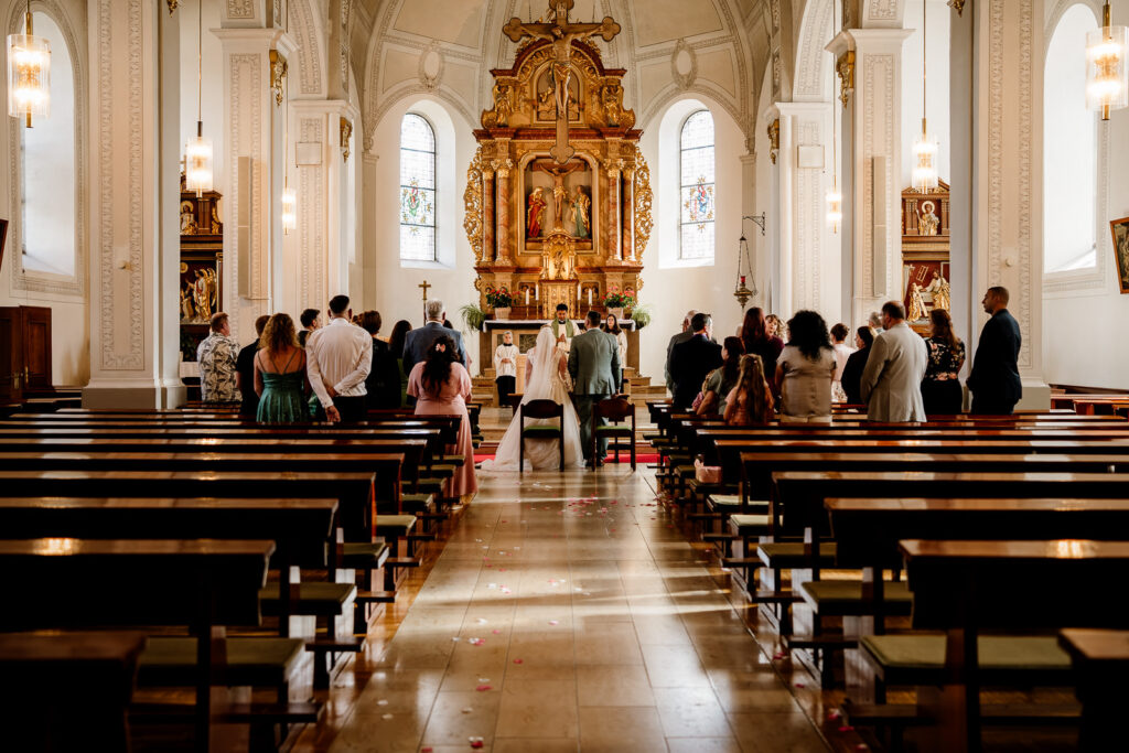 kichliche hochzeit eppelborn. Aufnahme von hinten der gesamten Kirche