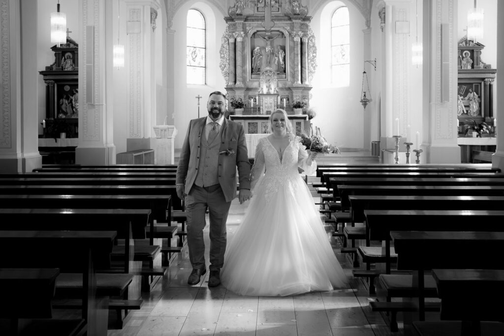 Brautpaar zieht aus Kirche Eppelborn aus nach Hochzeit