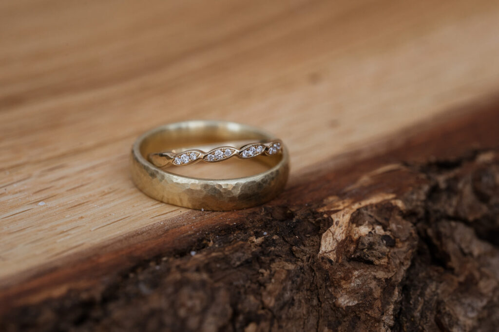 handgeschmiedete Eheringe, aufgenommen von Hochzeitsfotografin Saskia Schiekofer im Saarland