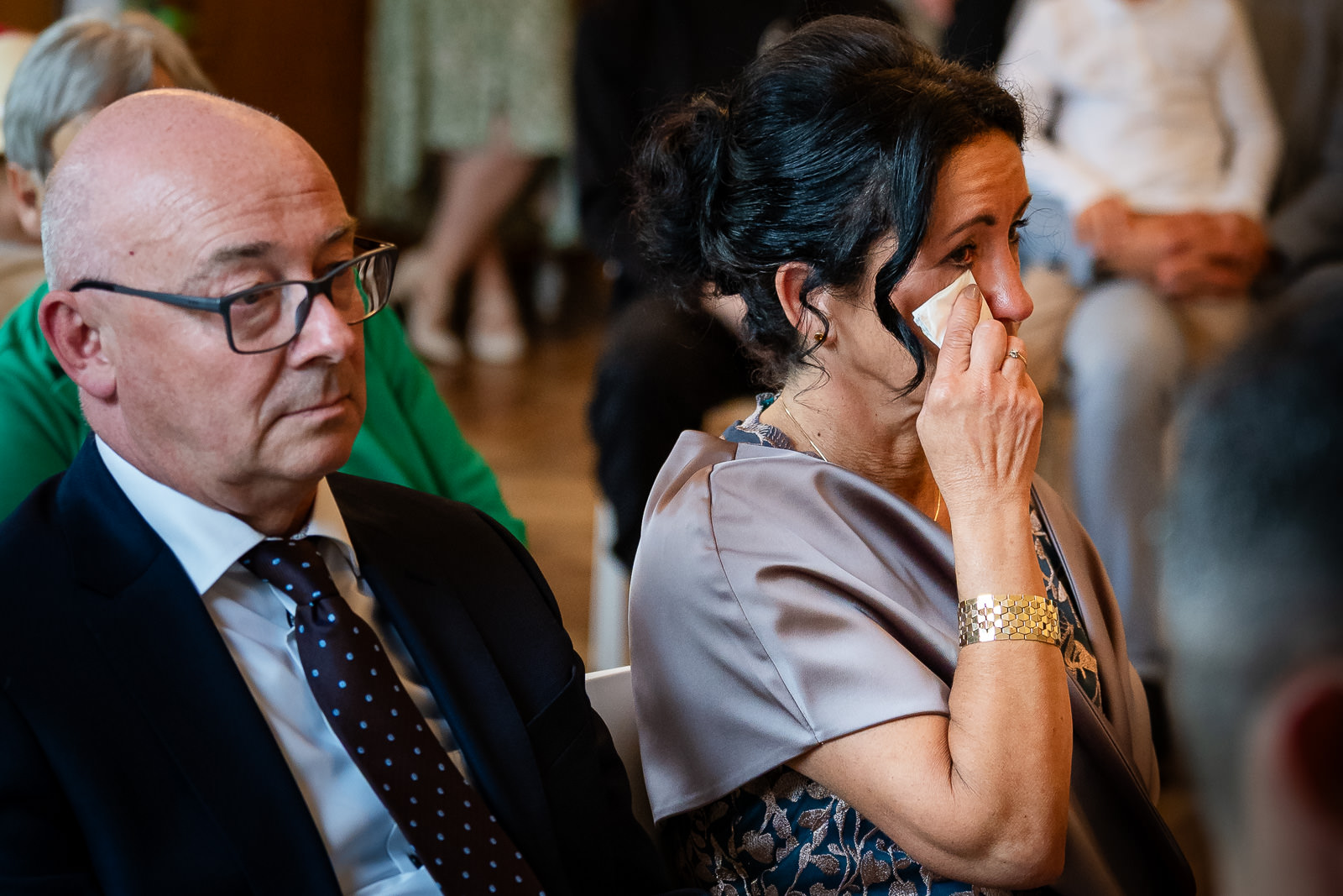 Emotionale Gäste bei einer standesamtlichen Hochzeit