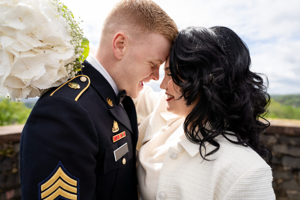 Nahaufnahme eines Bräutigam in Uniform mit Braut.