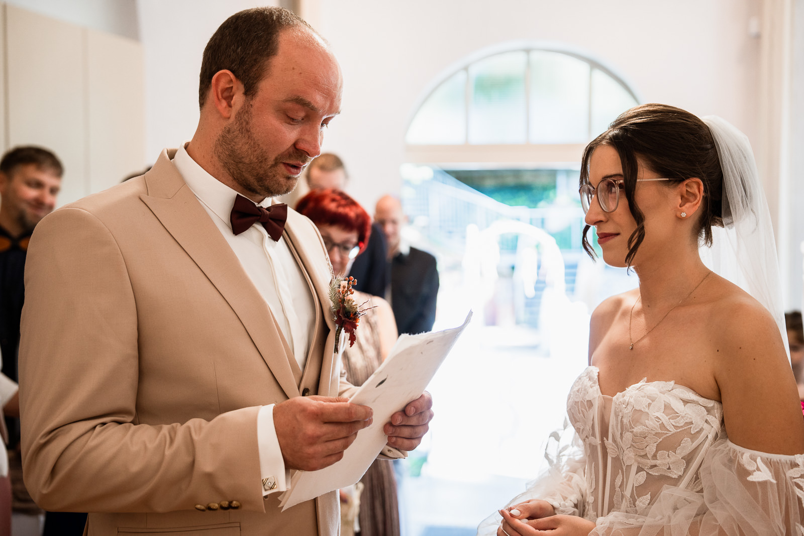 Bräutigam liest während Zeremonie etwas seiner Braut vor