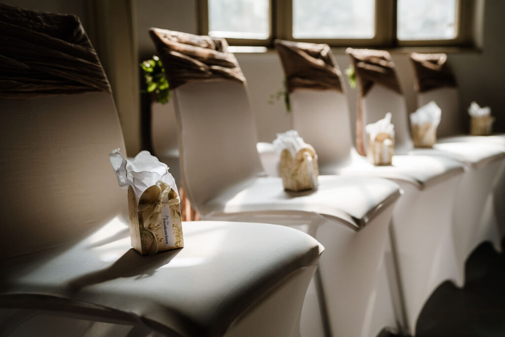 Dekoration der Stühle mit Freudentränen-Boxen im Standesamt, Nahaufnahme der Details