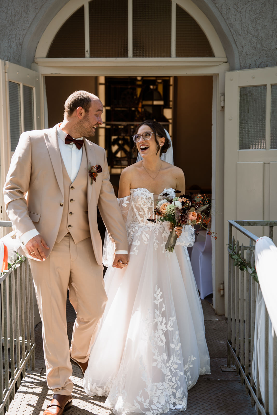 Brautpaar tritt aus einem Pumpenhaus am Itzenplitzer Weiher raus
