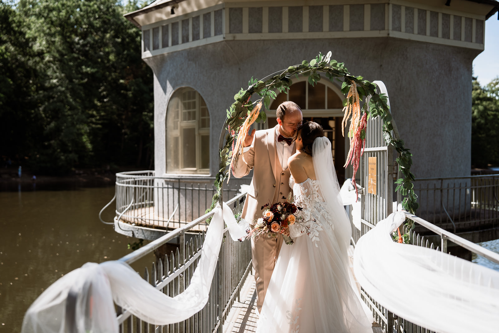 Brautpaar küsst sich vor Pumpenhaus Itzenplitzer Weiher