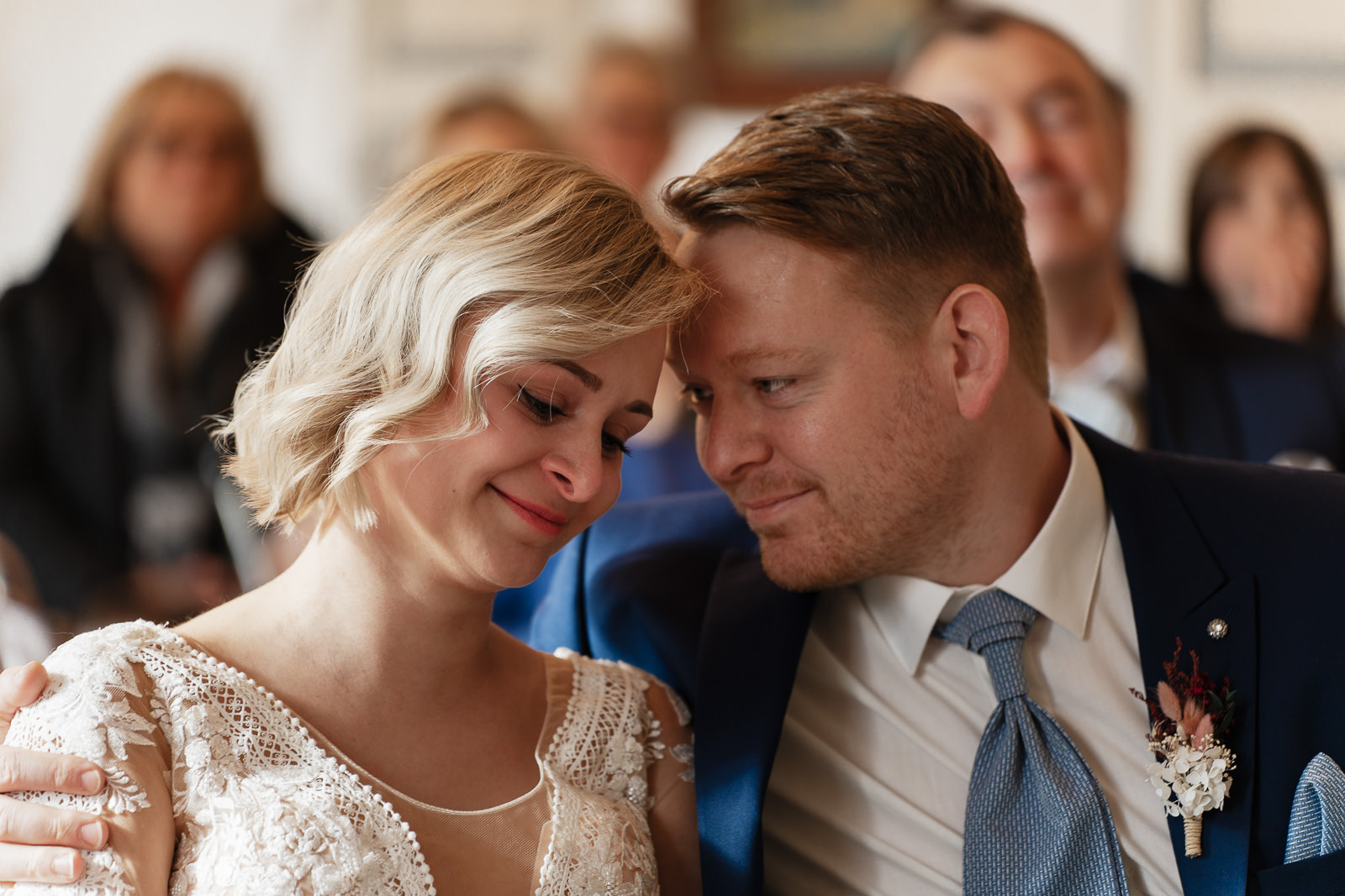 Brautpaar im Standesamt nah beieinander während der Zeremonie