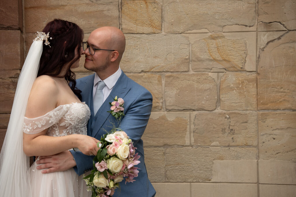 Brautpaar vor der Stummschen Kapelle in Neunkirchen schaut sich an