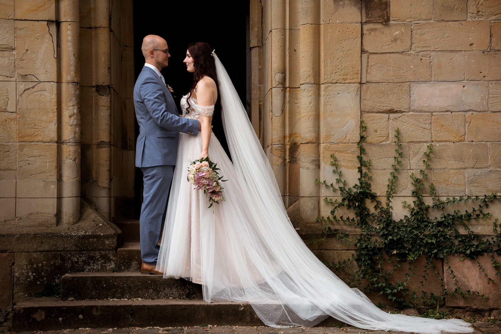 Brautpaar vor der Stummschen Kapelle steht sich nach der standesamtlichen Hochzeit gegenüber und schaut sich an