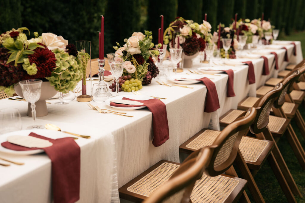 Dekoration eines Hochzeitstisches im Toskana Stil.