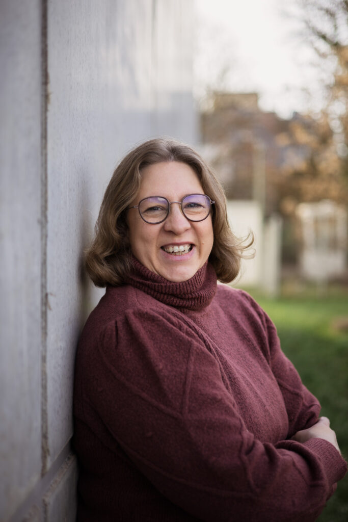 Frau lächelt in Kamera