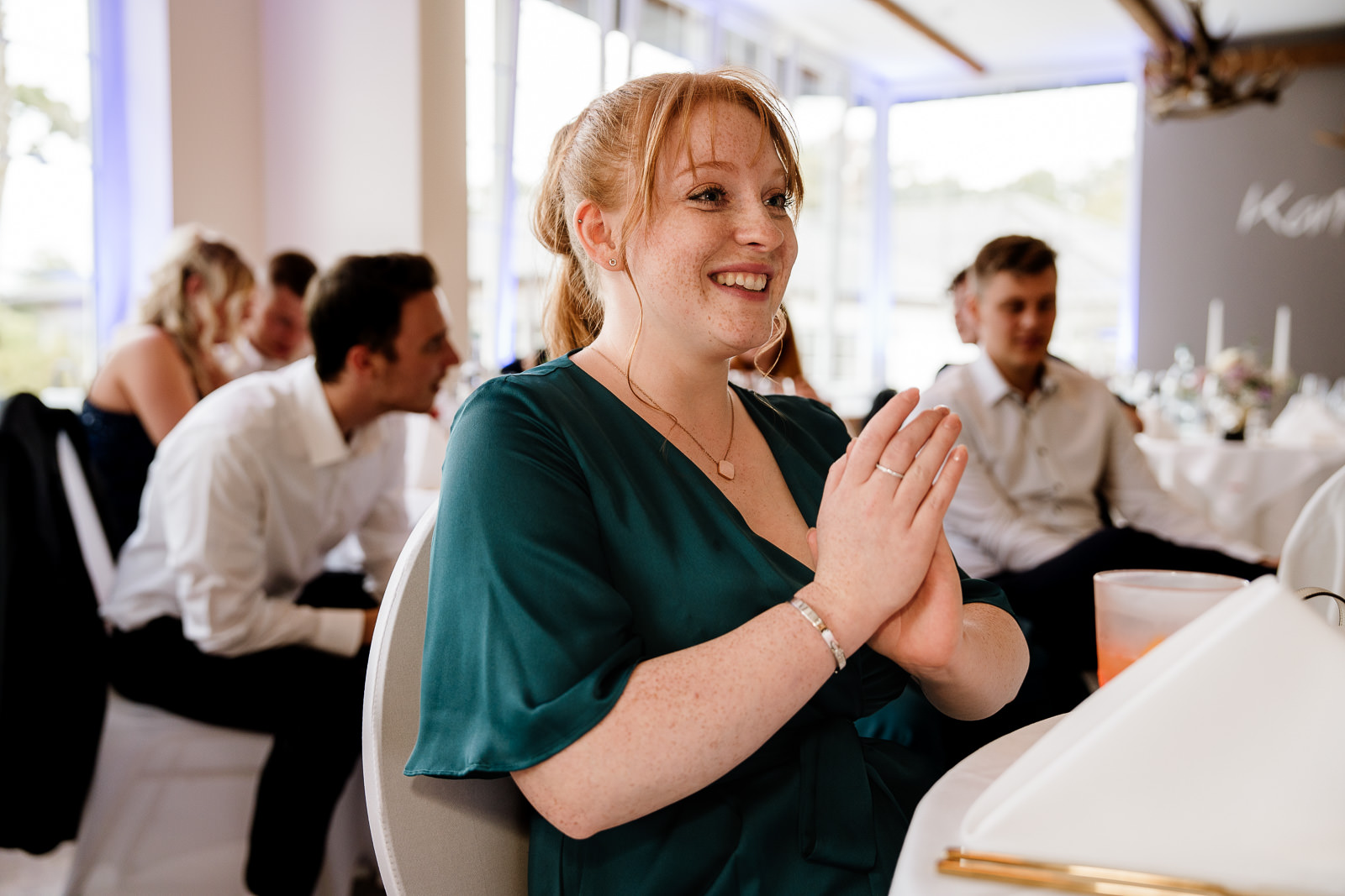 Frau lacht und klatscht in die Hände