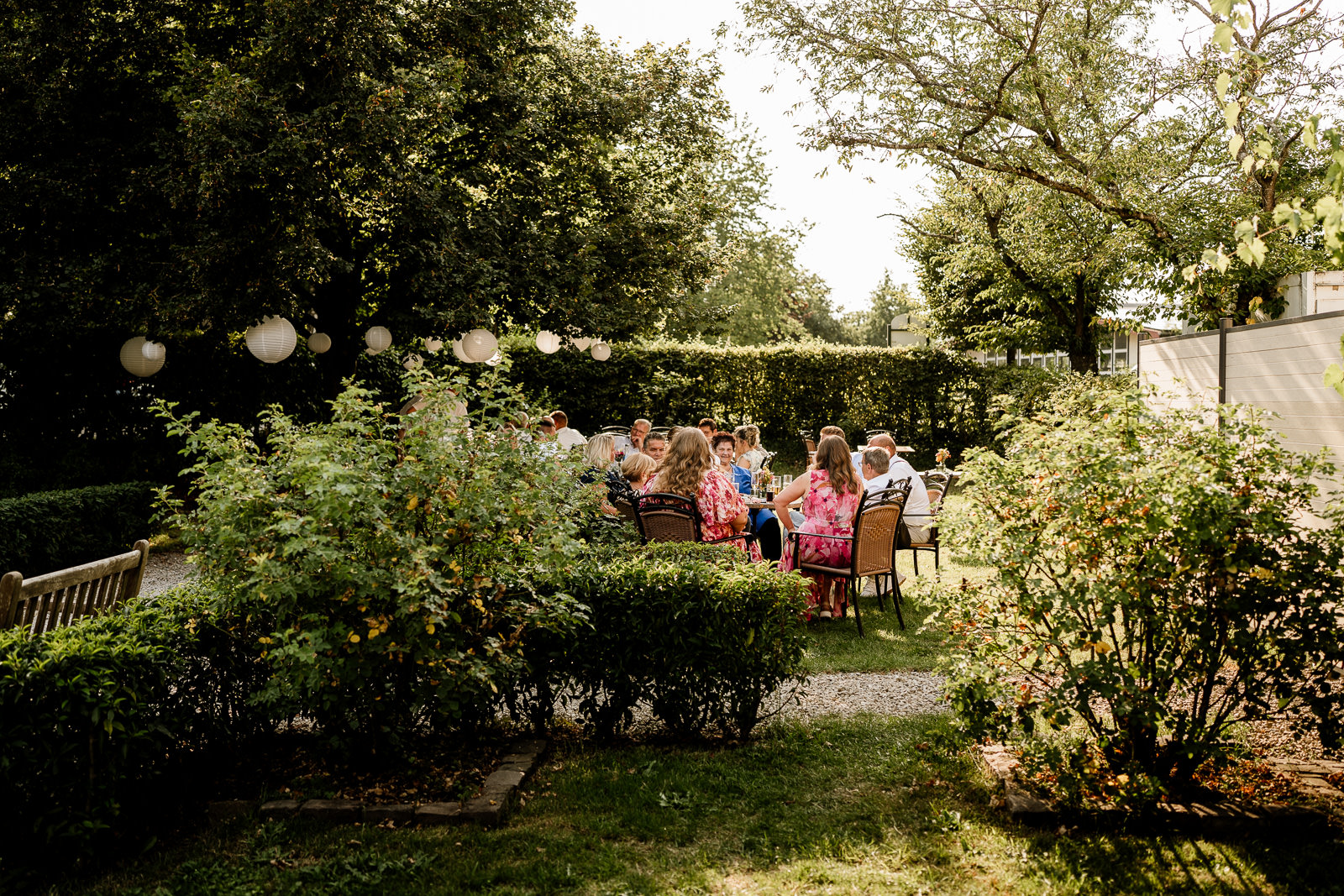 Menschen im Rosengarten Linsler Hof unterhalten sich