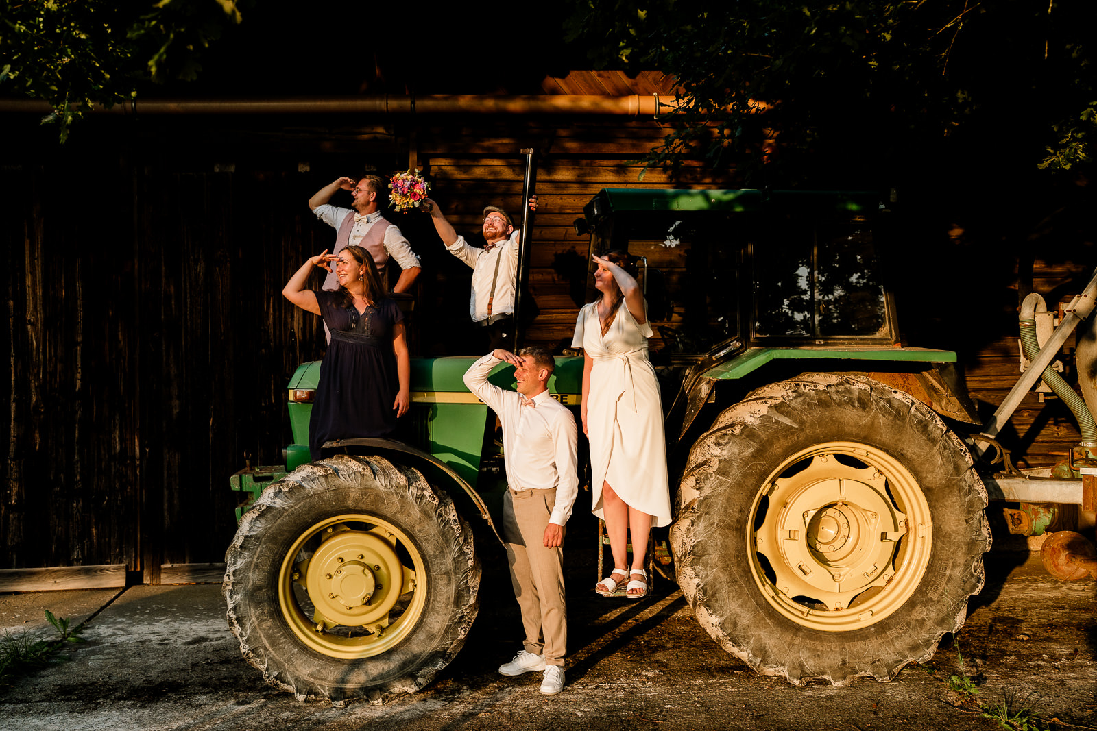 Mehrere Menschen auf einem Traktor