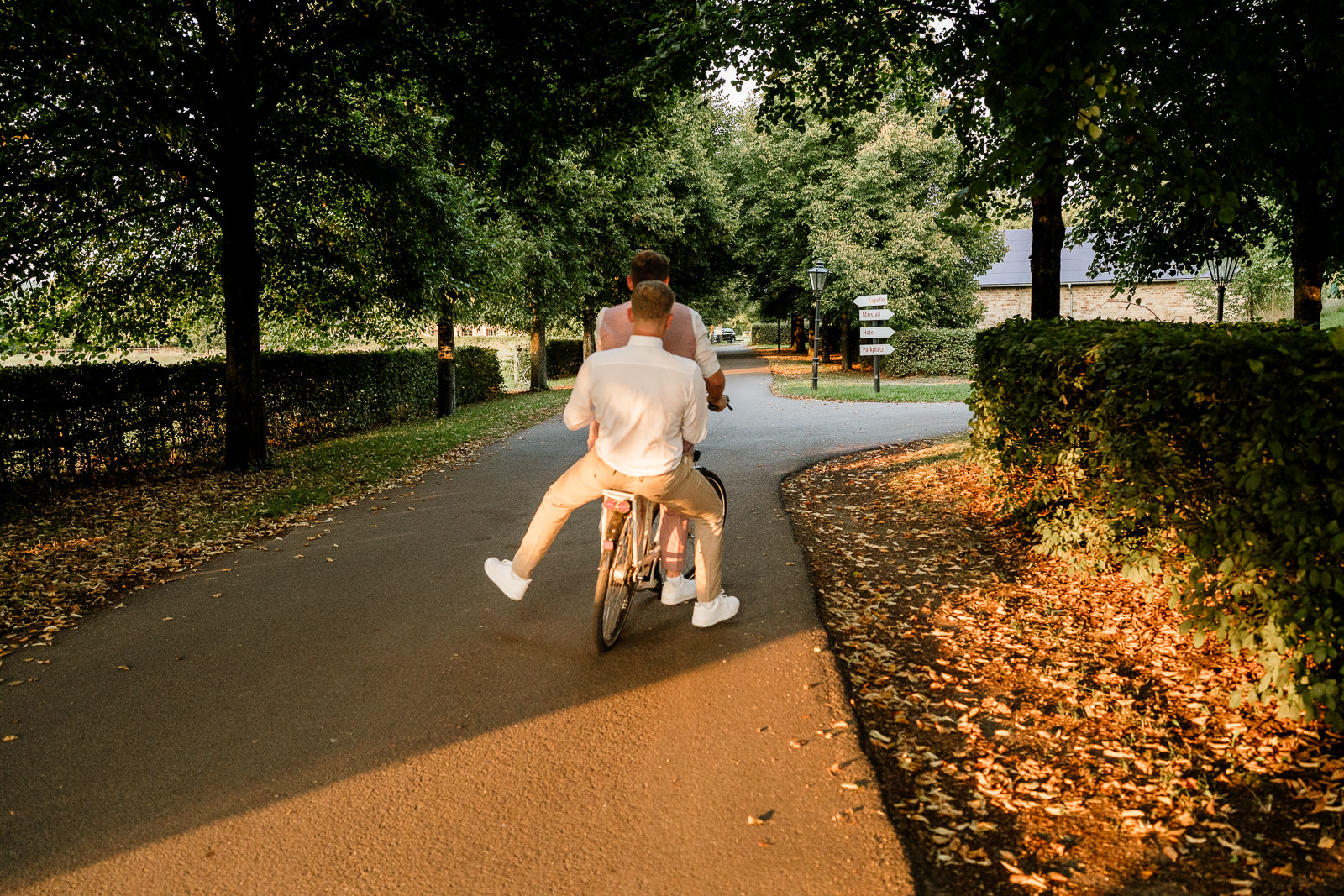 trauzeuge auf dem fahrradgepäckträger des bräutigams