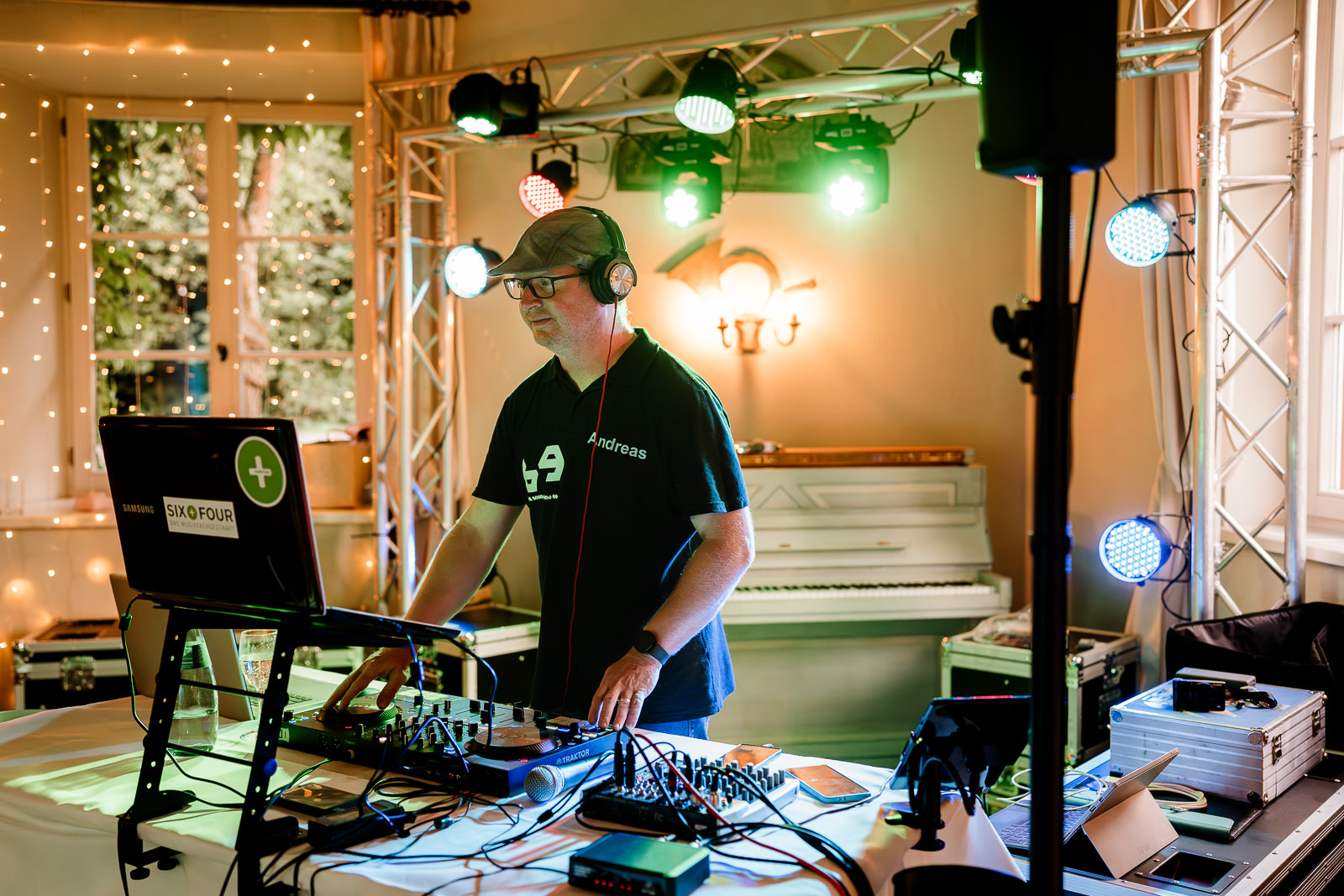 DJ in einem Festsaal