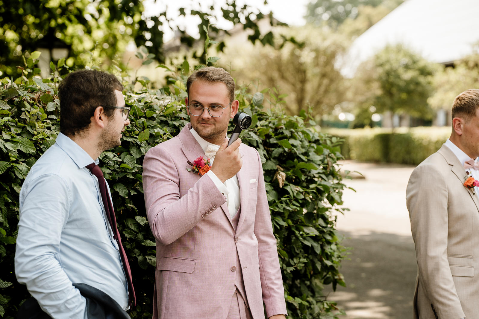 Bräutigam mit Handventilator