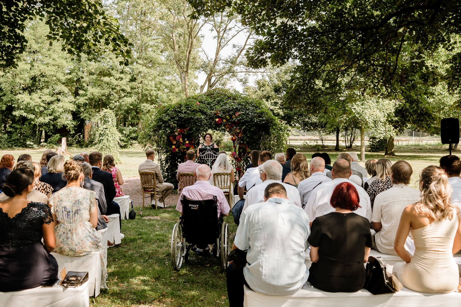 freie Trauung Linsler Hof. Gäste von hinten.