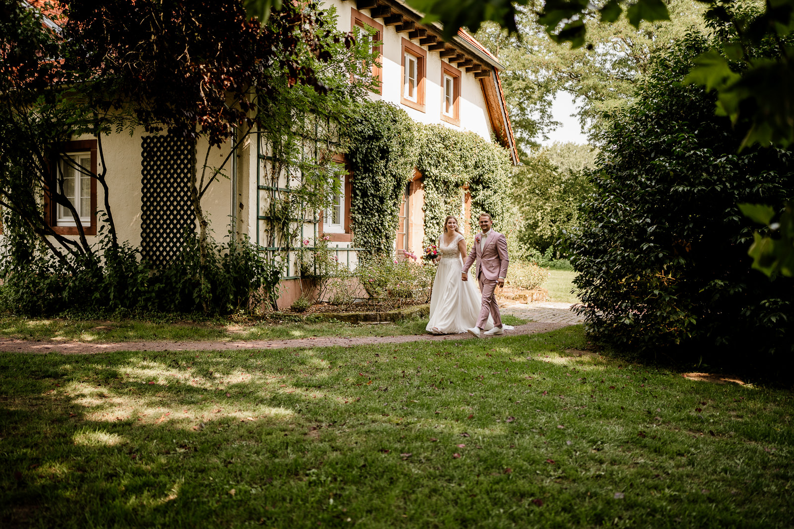 Brautpaar läuft an Gutshaus Linsler Hof