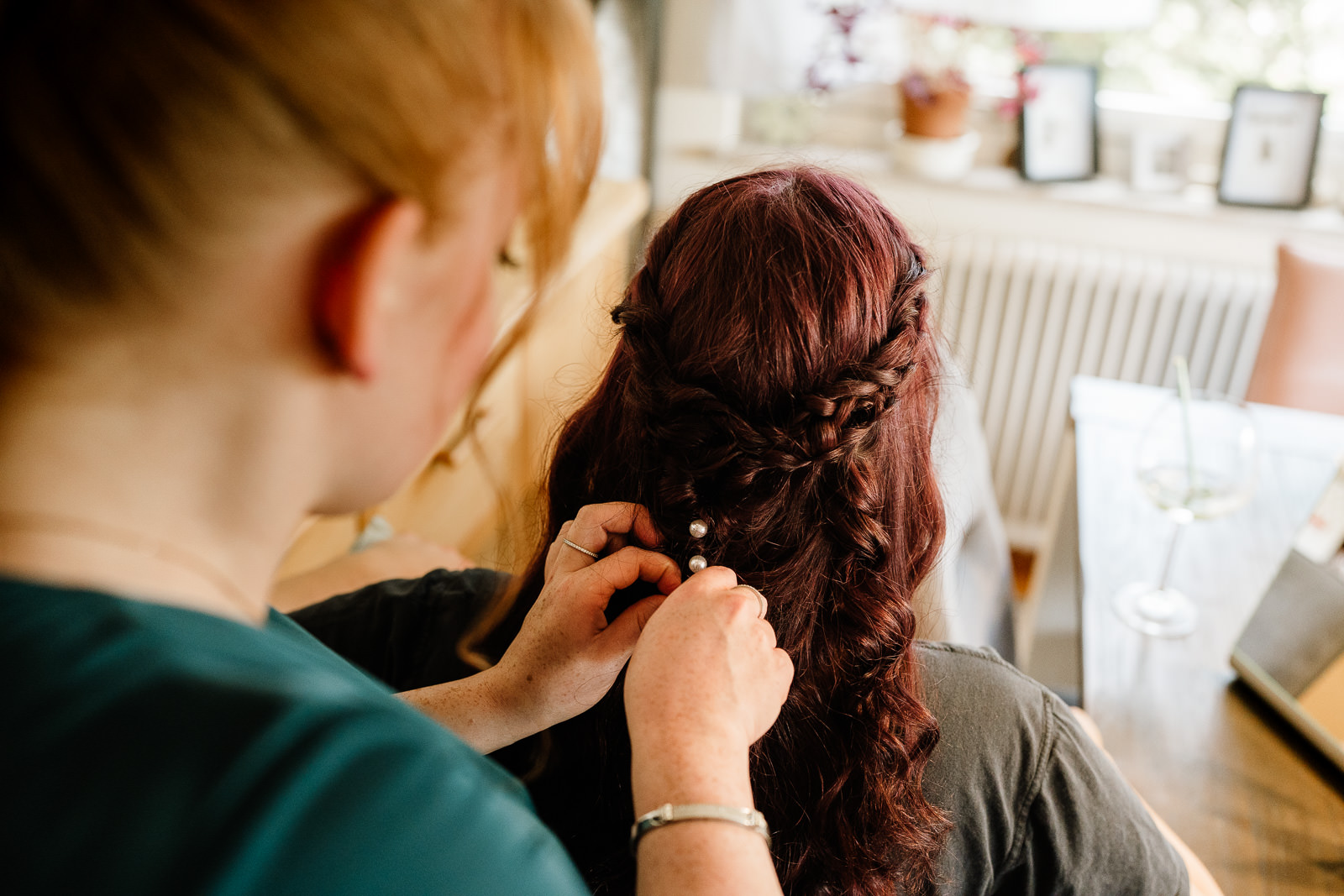 Braut bekommt beim Getting Ready ihre Frisur gestylt