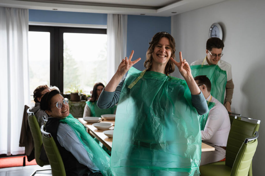 Familie des Brautpaares mit Lätzchen vor dem essen von Suppe