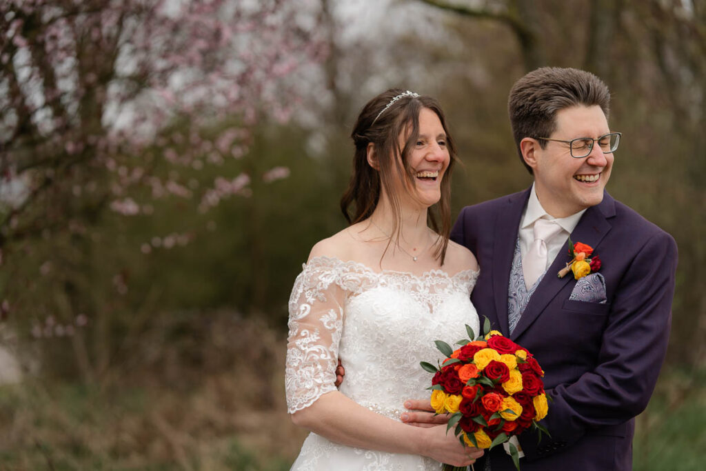 Hochzeitsfotografie vor einem blühenden Mandelbaum