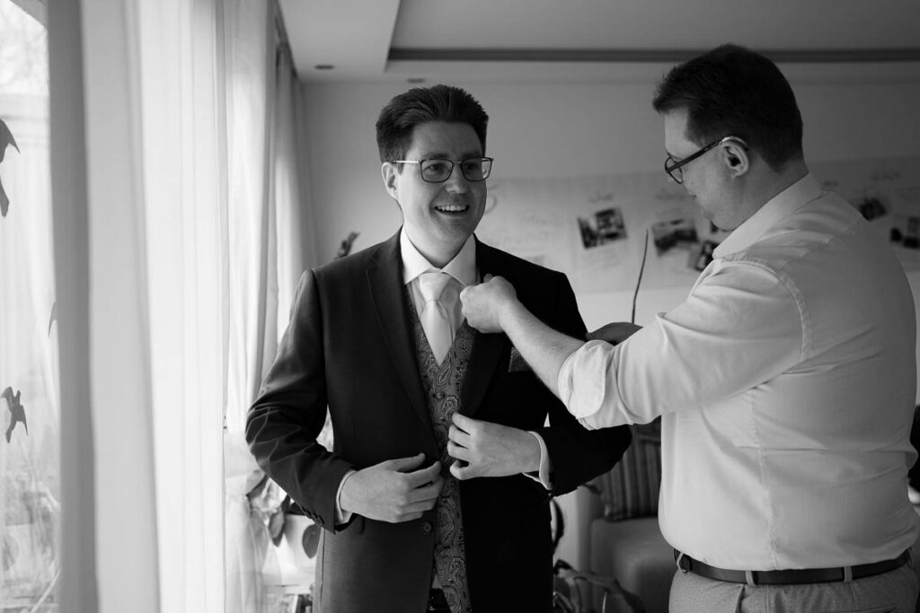 Bräutigam beim Getting Ready