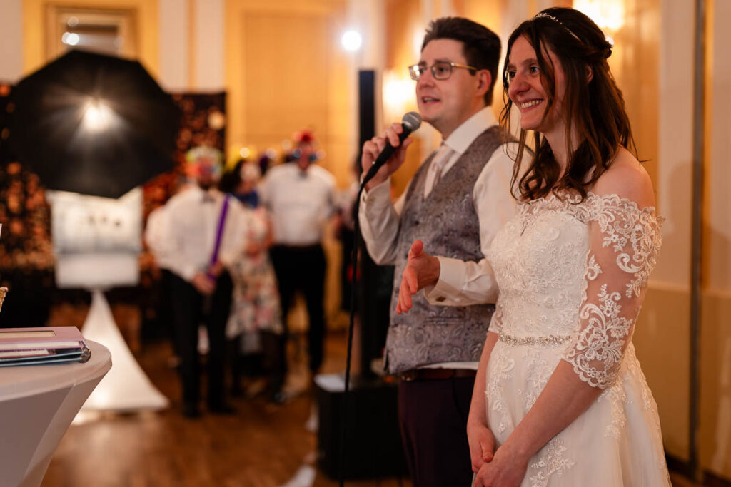 Hochzeitsfotograf zeigt Brautpaar bei Ansprache