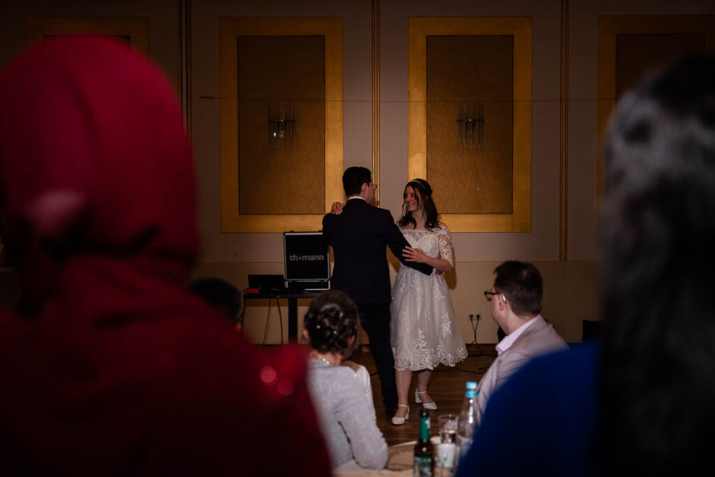 Brautpaar beim ersten Tanz durch Gäste durchfotografiert