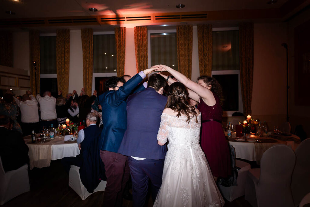 Hochzeitsfotograf hält Partystimmung fest, hier bei Polonaise