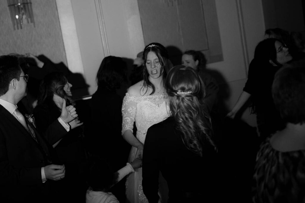 Tanzende Braut bei Hochzeit