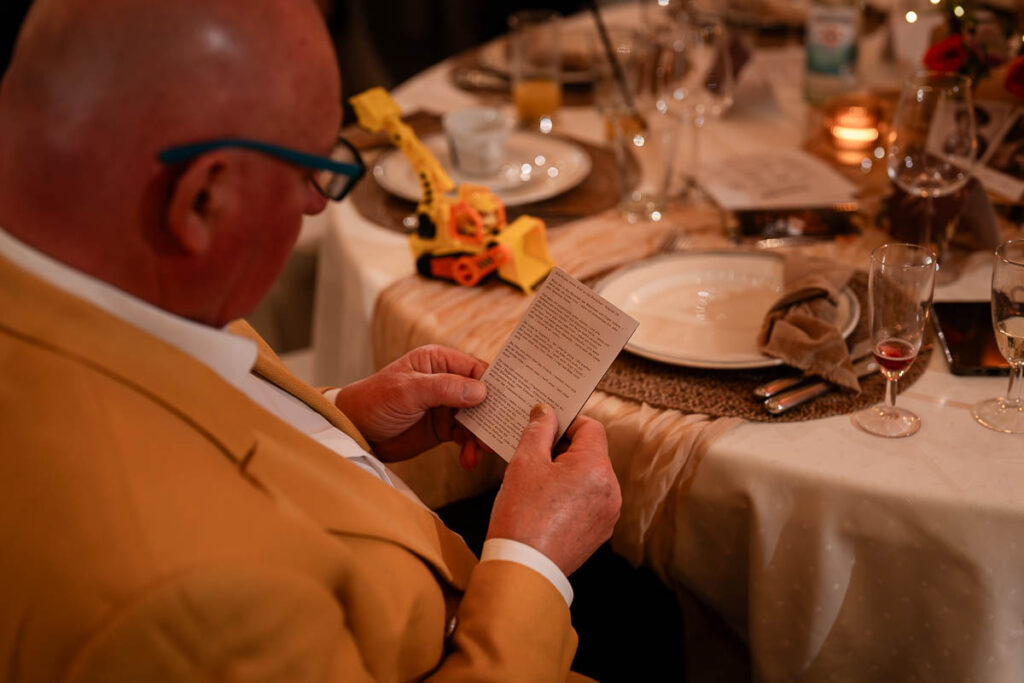 Gast auf einer Hochzeit liest einen Zettel