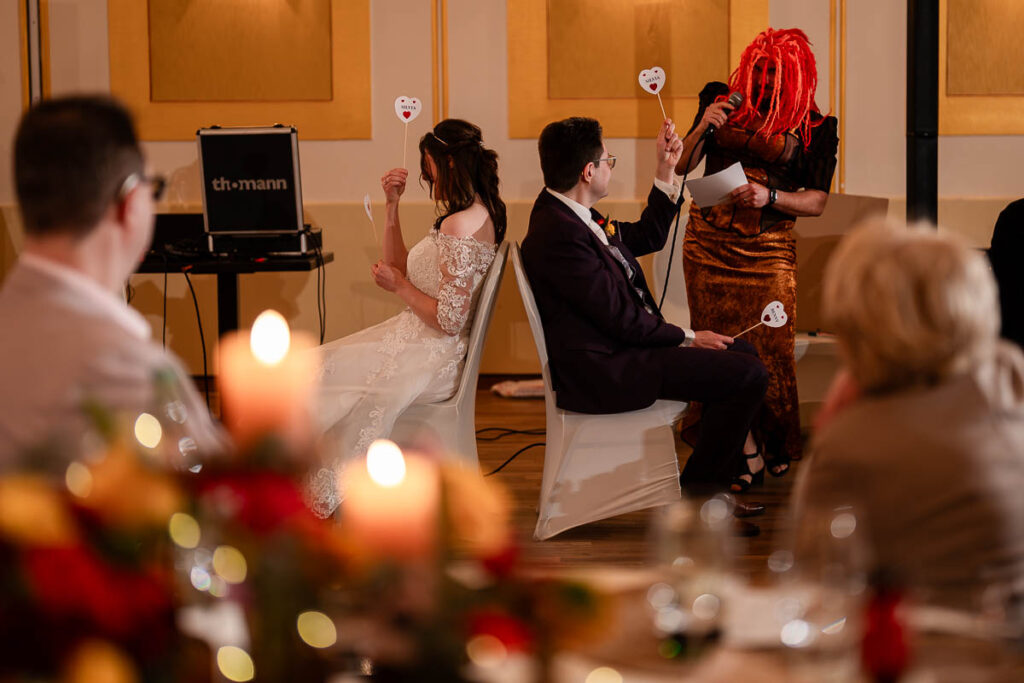 Brautpaar bei einem Hochzeitsspiel
