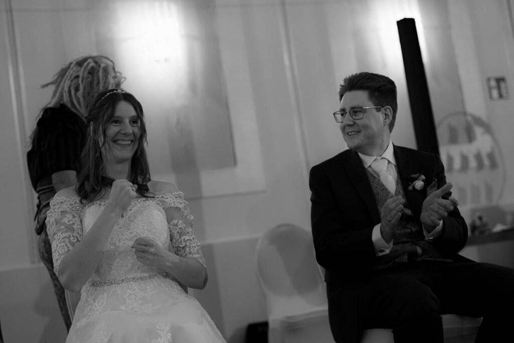 Brautpaar bei einem Spiel