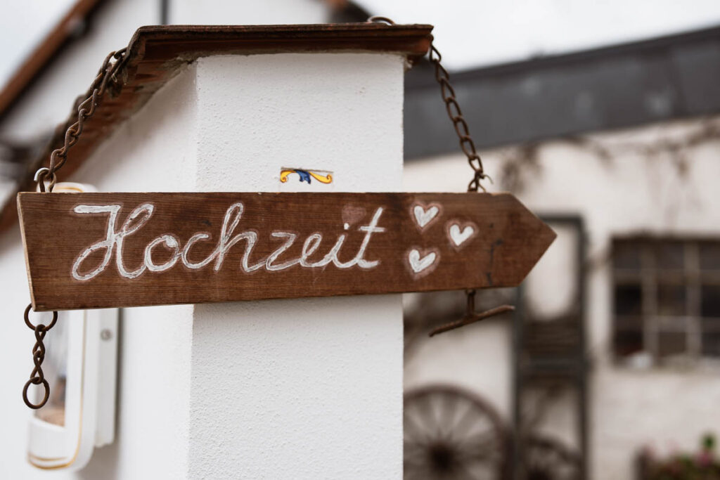 Wegweiser zur Hochzeit