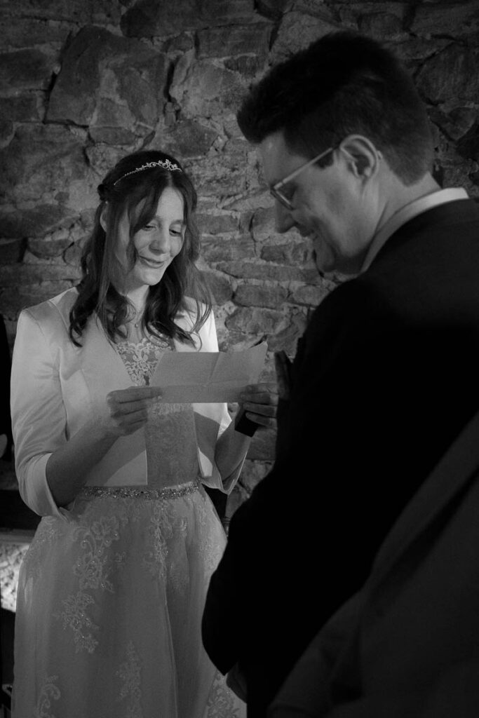 Braut liest Bräutigam während der Zeremonie etwas vor