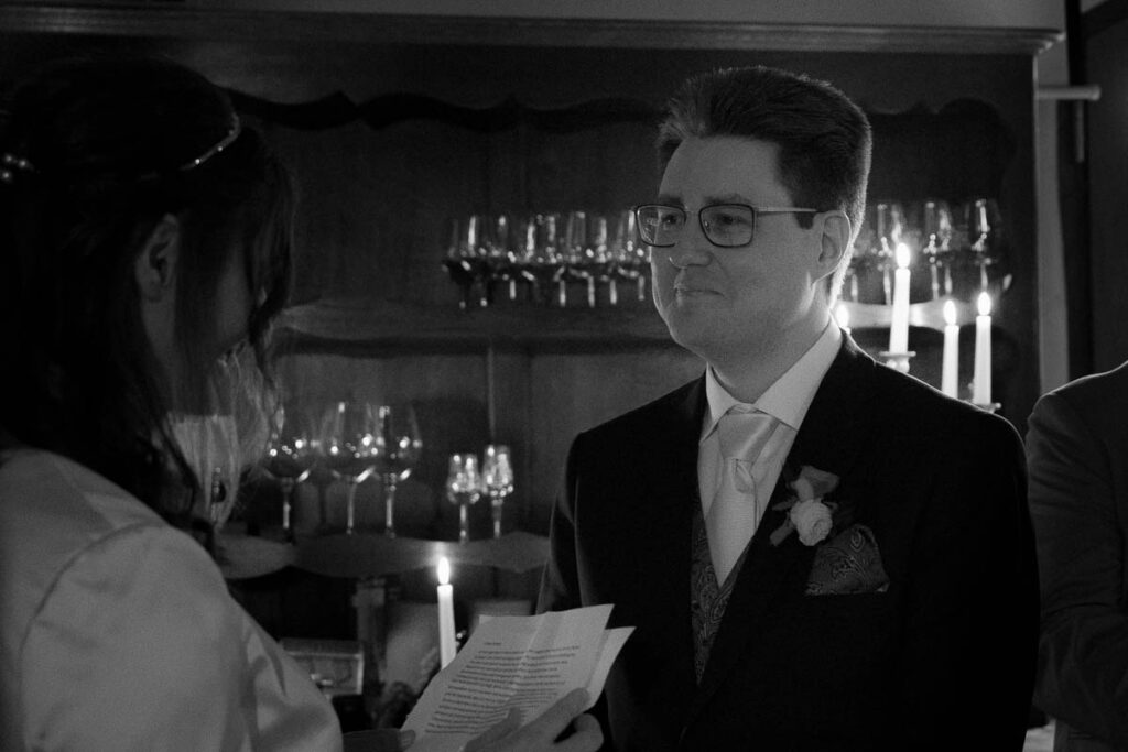 Fotografie des Bräutigams während der Trauung