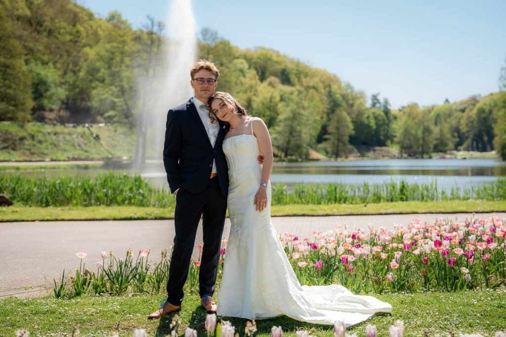 Brautpaar vor einem Weiher fotografiert