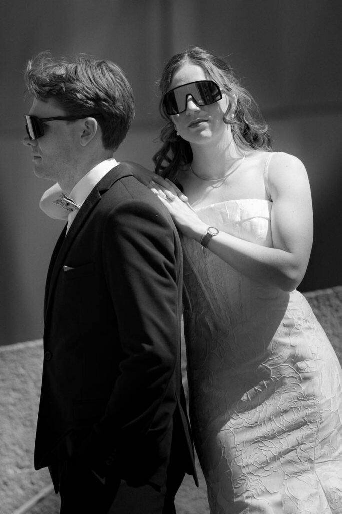 Brautpaar mit Sonnebrille im Mittagslicht