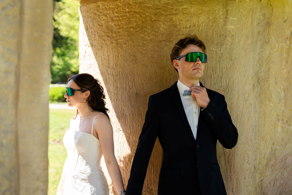Brautpaar im Mittagslicht mit Sonnenbrille