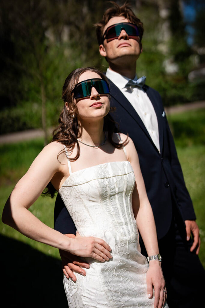 Brautpaar schaut in Sonne mit Sonnenbrillen