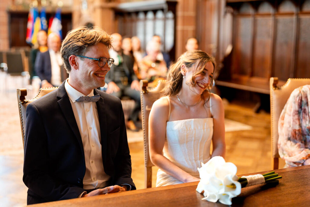 Brautpaar bei Hochzeit im Rathaus Saarbrücken fotografiert