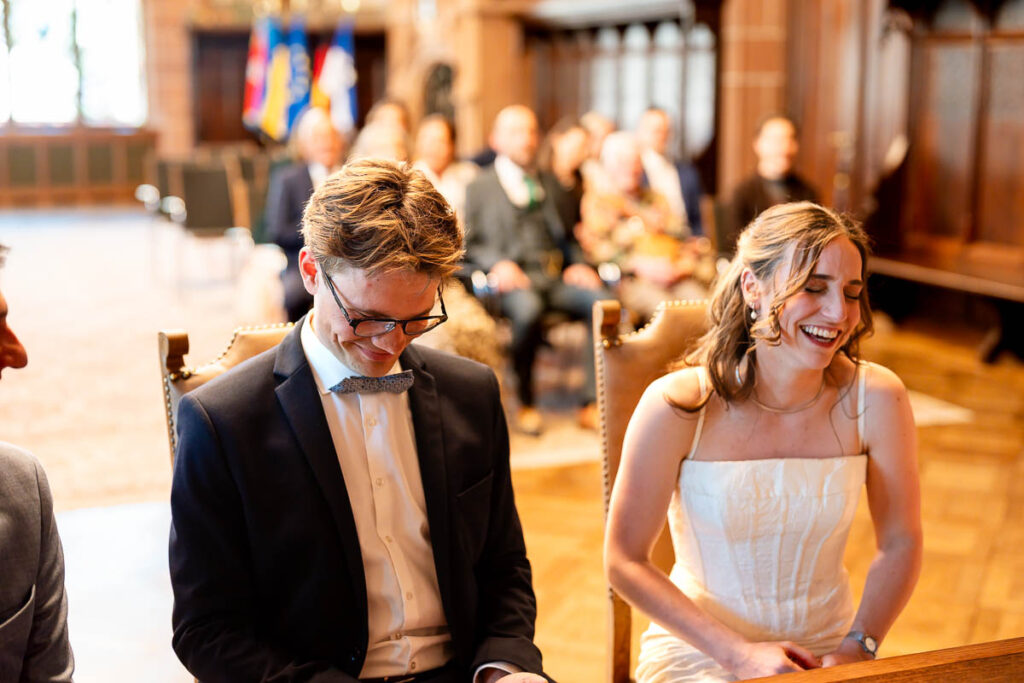 Brautpaar während der Trauung beim lachen fotografiert